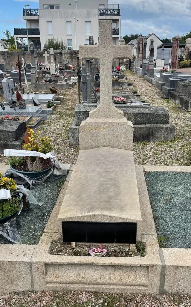 Tombe rénovée et nettoyée avec pierre claire, plaque en granit noir et gravures dorées nettes