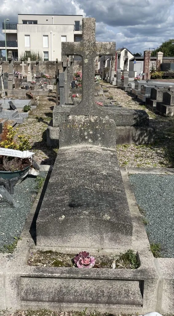 Monument funéraire en pierre ancienne et tachée dans un cimetière avant rénovation